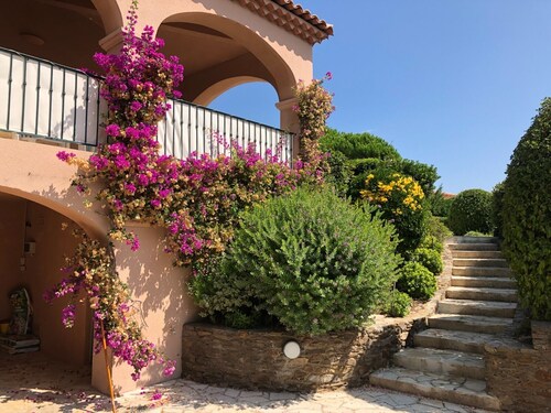Large villa with sea view, wimming pool and air-conditioned 