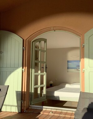 5 bedrooms, desk, iron/ironing board, travel cot