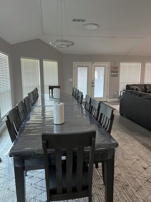 Dining -  5-bedroom house, pool, outdoor pizza oven, outdoor kitchen, lake view, secured (Lone Oak)