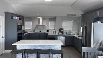 Een koelkast, een magnetron, een oven, een kookplaat