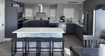 5-bedroom house, pool, outdoor pizza oven, outdoor kitchen, lake view, secured