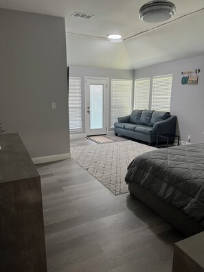 5 habitaciones, tabla de planchar con plancha y cuna de viaje 