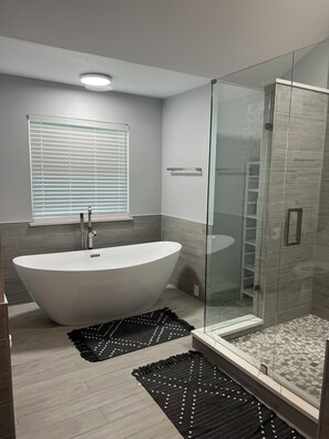 Shower, hair dryer, towels, soap -  5-bedroom house, pool, outdoor pizza oven, outdoor kitchen, lake view, secured (Lone Oak)