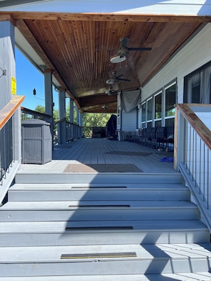 Terrace/patio -  5-bedroom house, pool, outdoor pizza oven, outdoor kitchen, lake view, secured (Lone Oak)