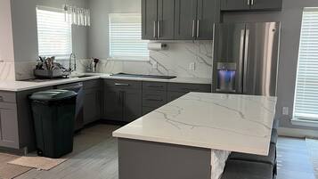 冰箱、微波炉、烤箱、炉灶