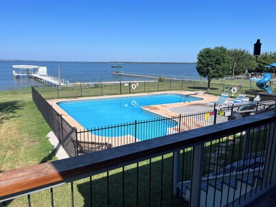  5-bedroom house, pool, outdoor pizza oven, outdoor kitchen, lake view, secured