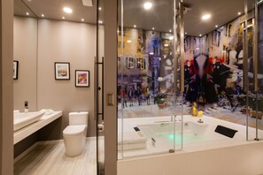 シャワー、ヘアドライヤー、タオル