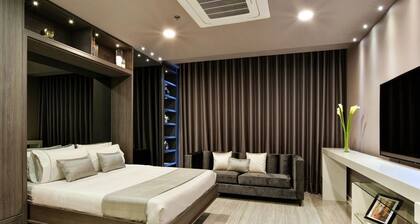 Stunning 2BR Suite w/ Jacuzzi right on Lleras Park