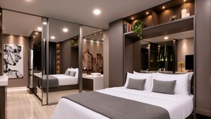 Ein modernes Schlafzimmer mit einem großen Bett, einem Spiegel und einem Nachttisch.