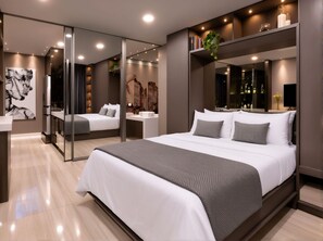 Une chambre à coucher moderne avec un grand lit, un miroir et une table de chevet.