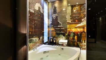 Regadera, tina de hidromasaje, secadora de cabello, toallas