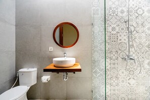Shower, rainfall showerhead, towels, soap - Sayana Bali (Gianyar)
