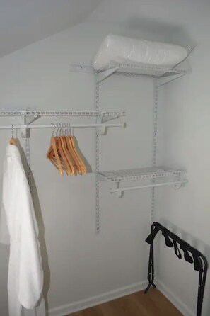 Interior - Lakeview House w/ 3 bdrm & 1 bth - newly renovated (Jefferson)