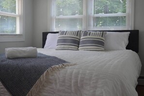 3 soveværelser, pengeskab på værelset, skrivebord, strygejern/strygebræt