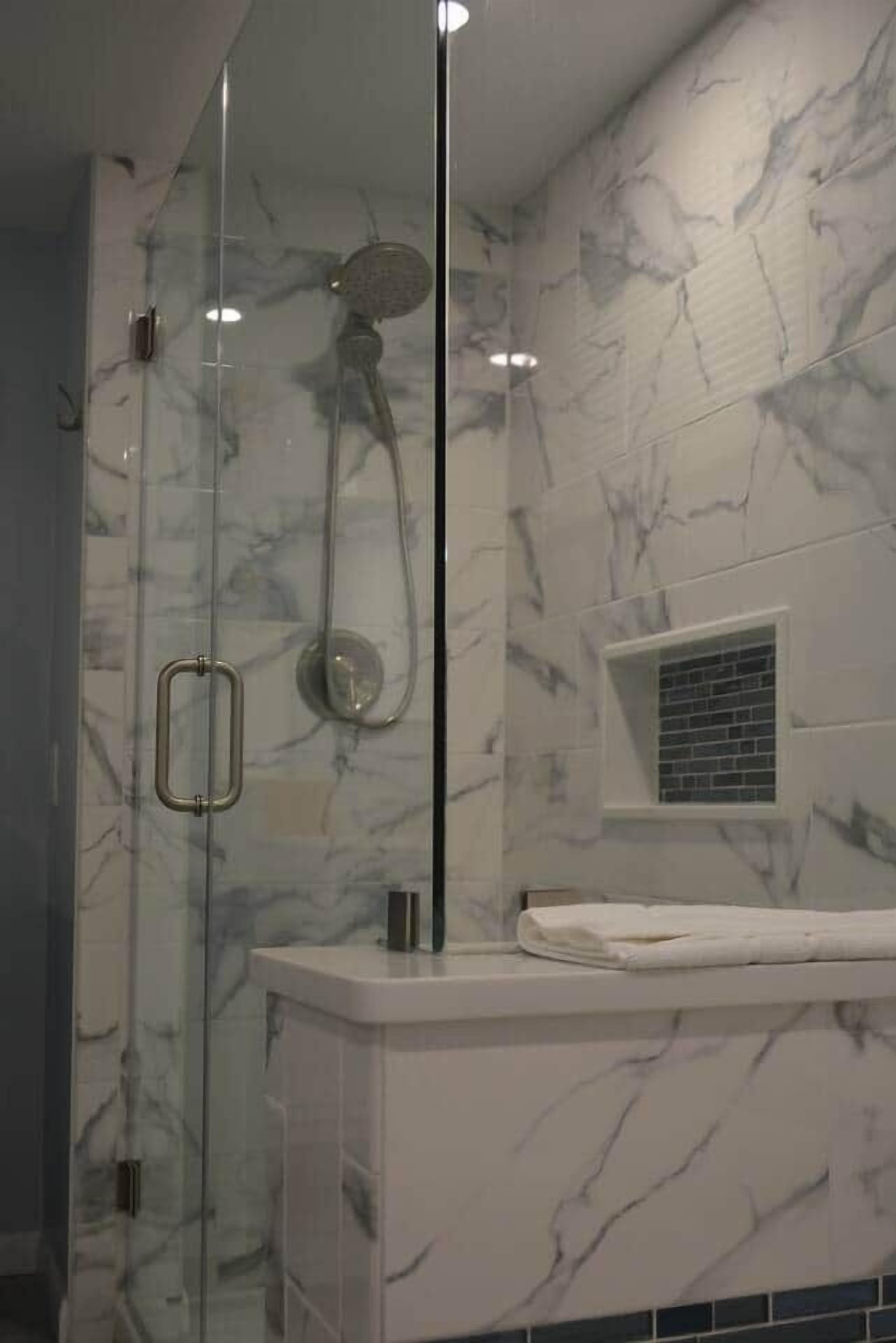 Dusj, hårføner, håndklær og såpe