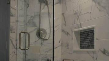 Dusj, hårføner, håndklær og såpe