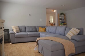 TV connectée, cheminée, livres