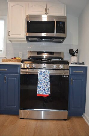 Fridge, microwave, oven, stovetop - Lakeview House w/ 3 bdrm & 1 bth - newly renovated (Jefferson)