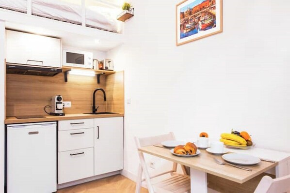 Fridge, microwave, coffee/tea maker, electric kettle