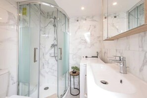 Shower, hair dryer, towels, soap - * Superbe Studio avec Balcon - Nice Centre * (Nice)