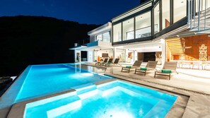 2 piscines a l'aire lliure, cabanes gratuïtes i para-sols