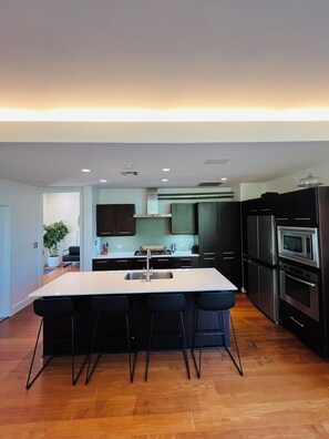 Fridge, microwave, oven, stovetop - Private luxury — Minutes from City Center & airport (Austin)