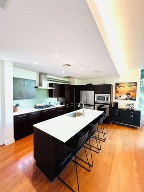 Kylskåp, mikrovågsugn, ugn och spishäll