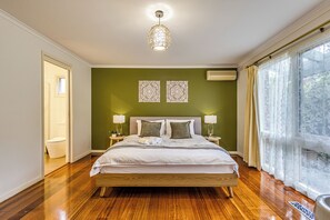 6 bedrooms, laptop workspace, blackout curtains, iron/ironing board - StayAU Stunning Villa near Wildlife Park (Wheelers Hill)