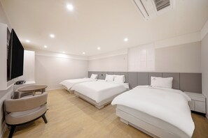 Premier driepersoonskamer | Luxe beddengoed, donzen dekbedden, bedden met traagschuimmatras