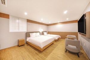 Premier Twin Room | Living area | Netflix, heated floors, streaming services