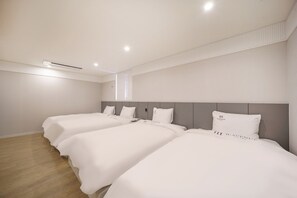 Familie vierpersoonskamer, uitzicht op stad | Luxe beddengoed, donzen dekbedden, bedden met traagschuimmatras