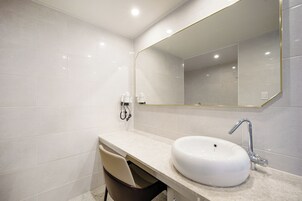 Kahden hengen executive-huone, kaupunkinäköala | Kylpyhuone | Designer-hygieniatuotteet, hiustenkuivaaja, kylpytakit, tohvelit