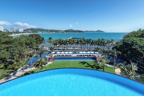 2 outdoor pools, pool umbrellas