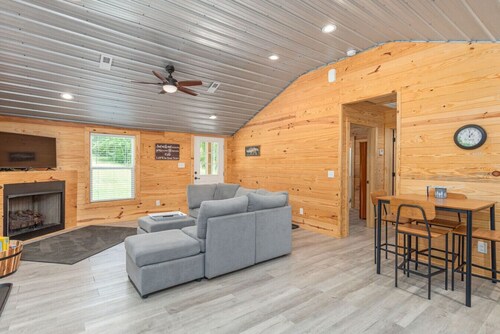 Modern Cabin in the Woods with Hot Tub