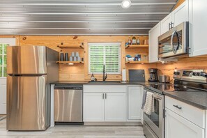 Fridge, microwave, oven, stovetop - Modern Cabin in the Woods with Hot Tub (Travelers Rest)