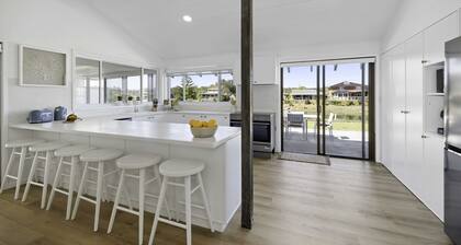 Deja Bleu - family home with private jetty