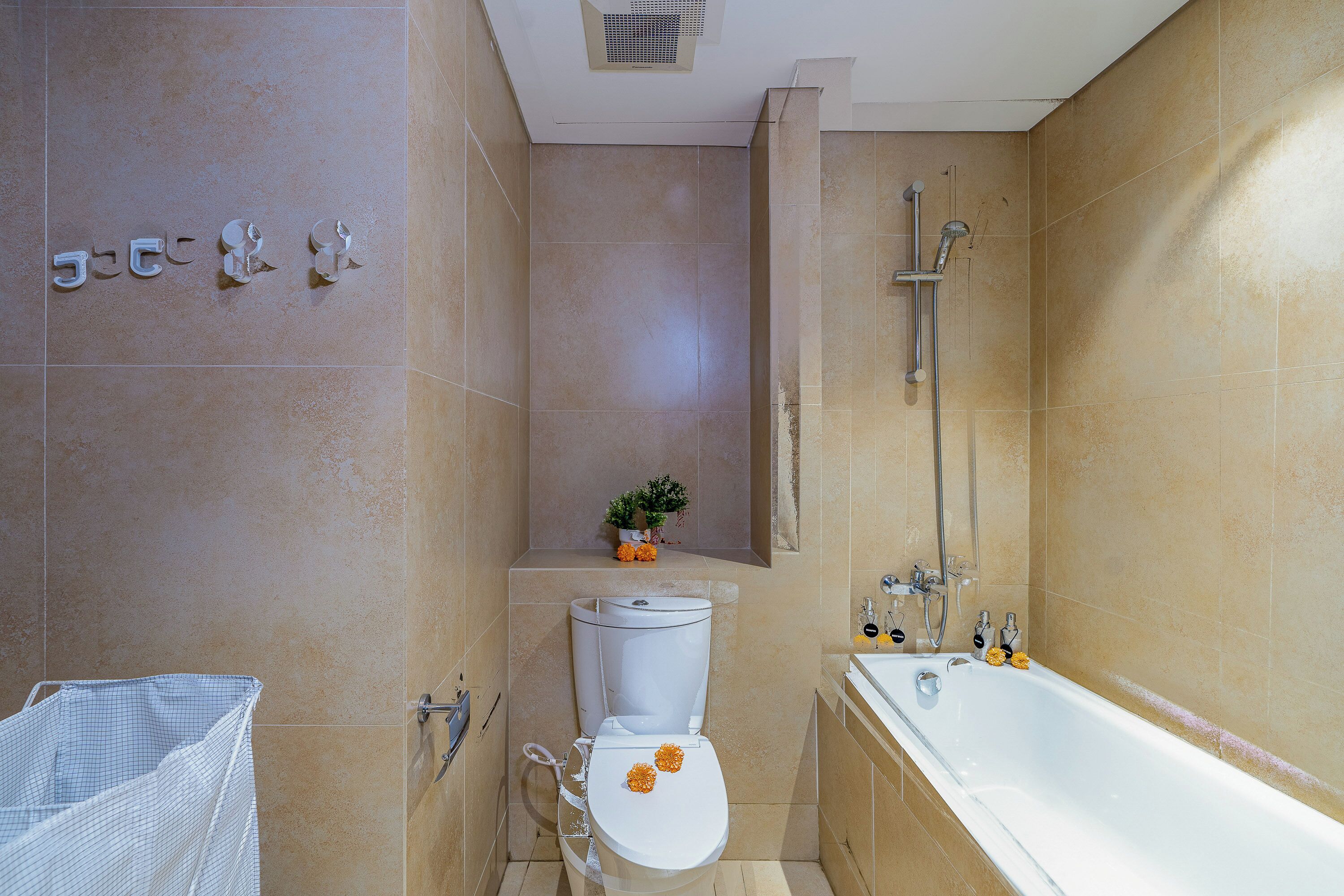Un baño con inodoro, ducha y bañera.
