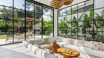 Familievilla, terrasse, bassengutsikt | Oppholdsområde | Flatskjerm-TV