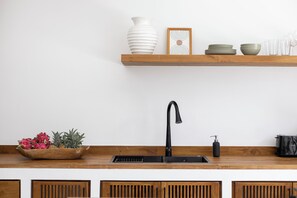 Electric kettle, high chair - Family Nest (Pecatu)