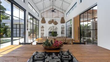 Vila família, 4 quartos, piscina particular | Cozinha privada | Chaleira elétrica, cadeirão de bebê