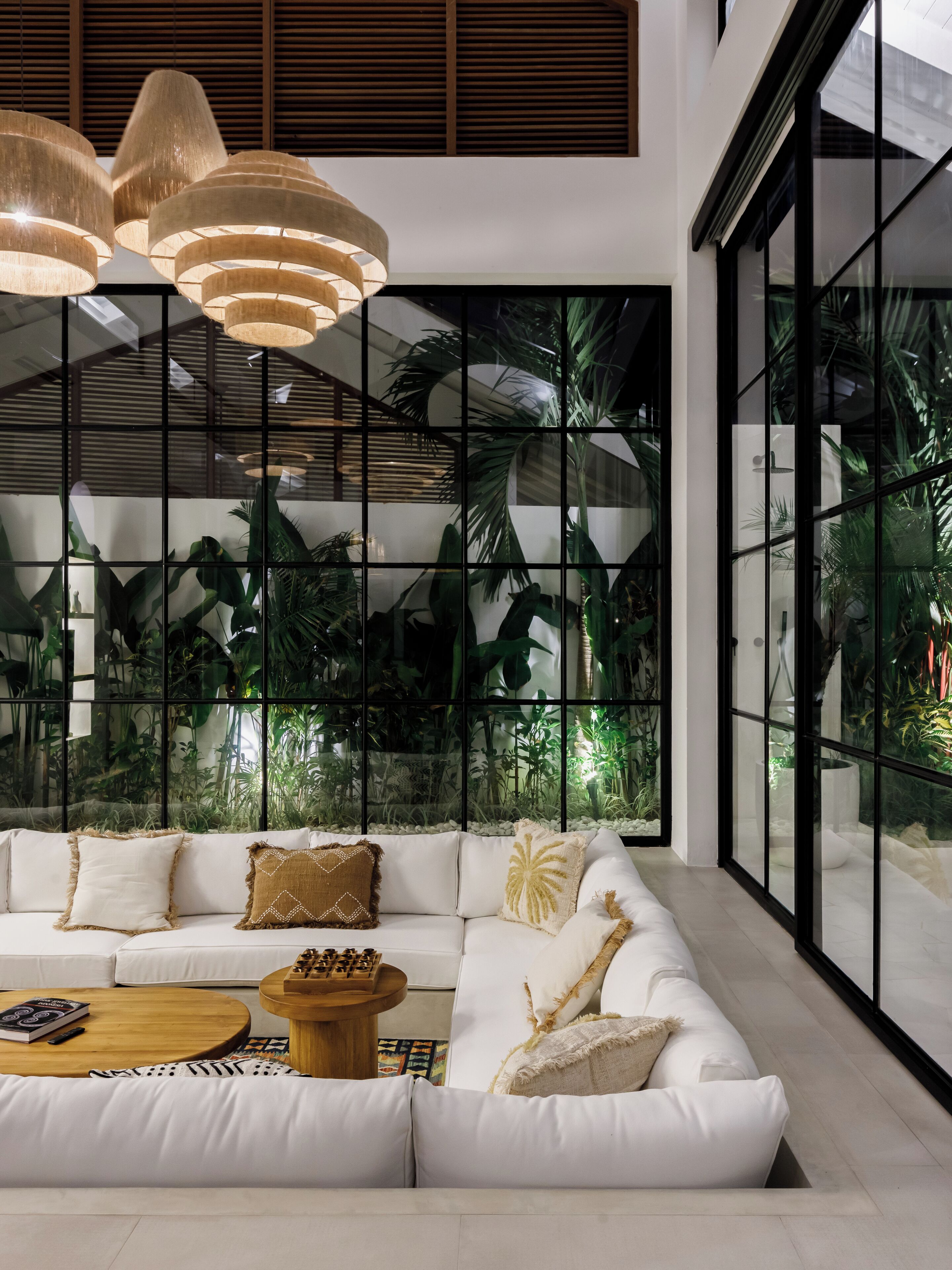 家庭别墅, 露台, 泳池景观 | 起居区 | 平板电视