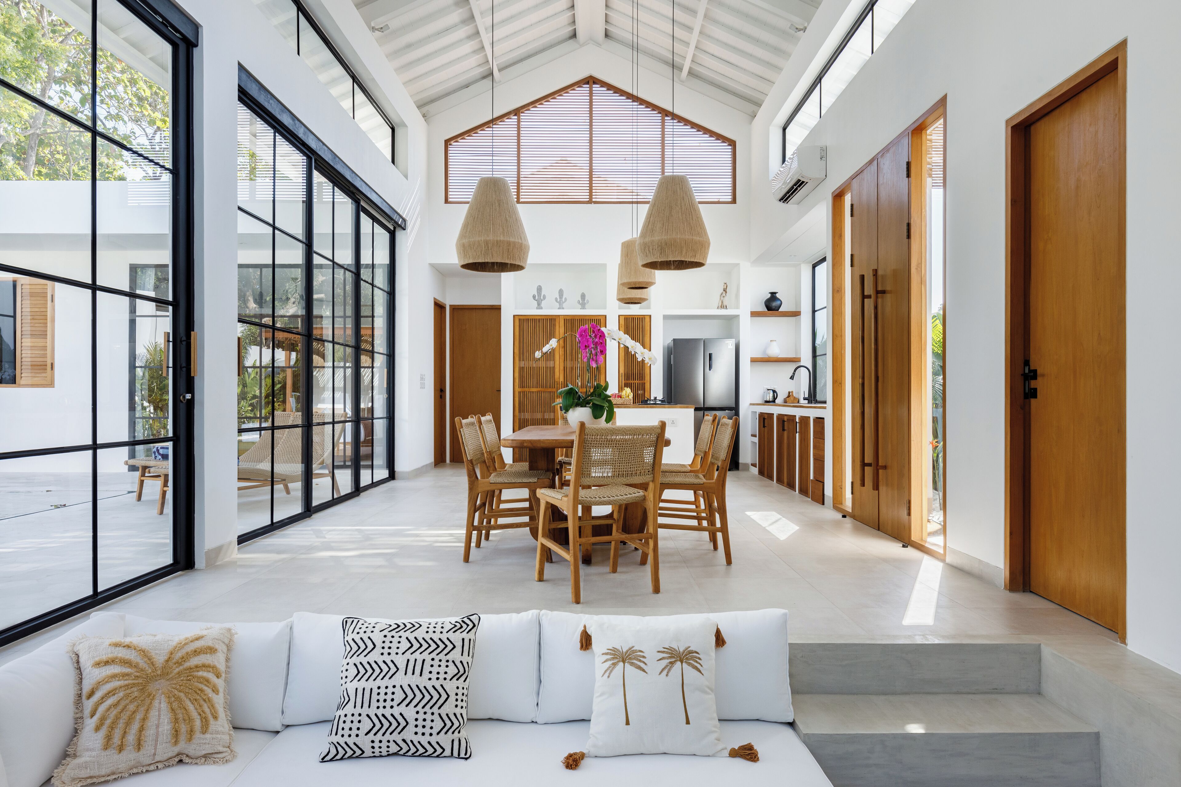 家庭别墅, 露台, 泳池景观 | 起居区 | 平板电视