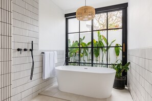 Vila Comfort, 1 kamar tidur, kolam renang pribadi | Kamar mandi | Pengering rambut, handuk, sabun, dan sampo
