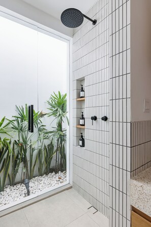 Hair dryer, towels, soap, shampoo - Family Nest (Pecatu)