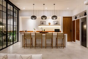 Electric kettle, high chair - Family Nest (Pecatu)