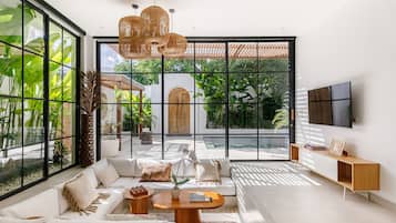 Familie villa, 2 slaapkamers, privézwembad | Een kluis op de kamer, verduisterende gordijnen