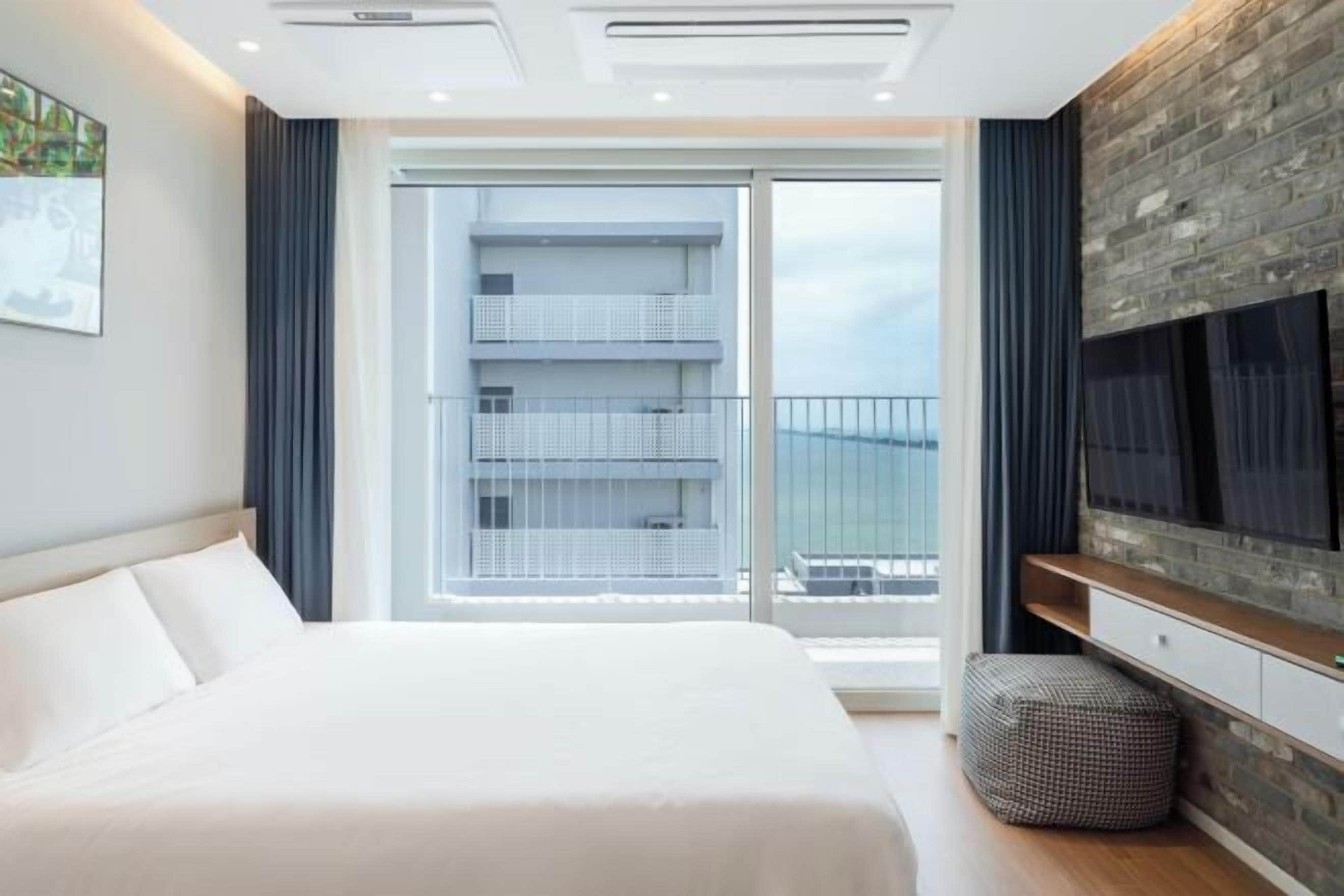 Verduisterende gordijnen, geluiddichte muren