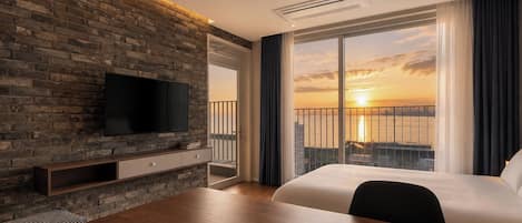 Studio Random | Blackout drapes, soundproofing, iron/ironing board, free WiFi