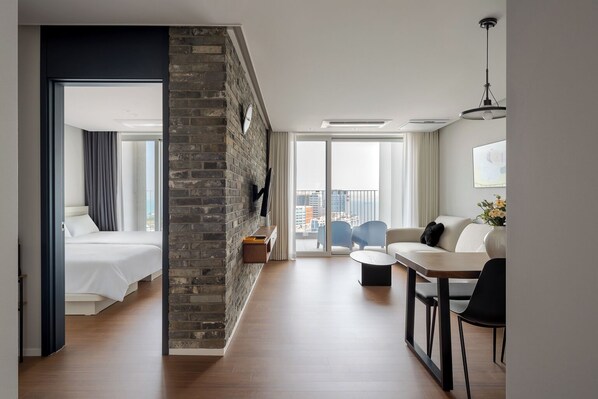 Suite Premier | Área de sala de estar | Smart TV y piso con calefacción