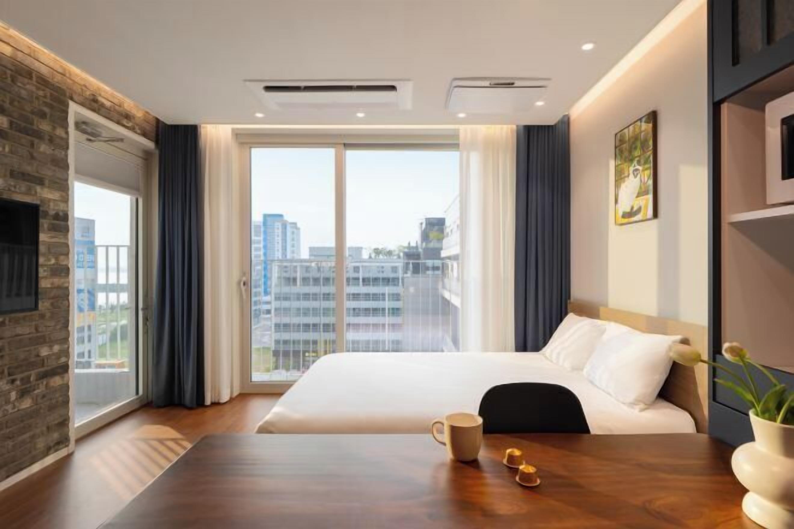 Verduisterende gordijnen, geluiddichte muren